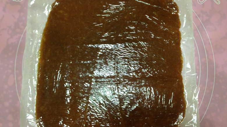 美味肉脯,隔着保鲜膜用擀面杖把肉馅擀成和烤盘纸差不多大小的薄薄的片状,尽量擀得均匀