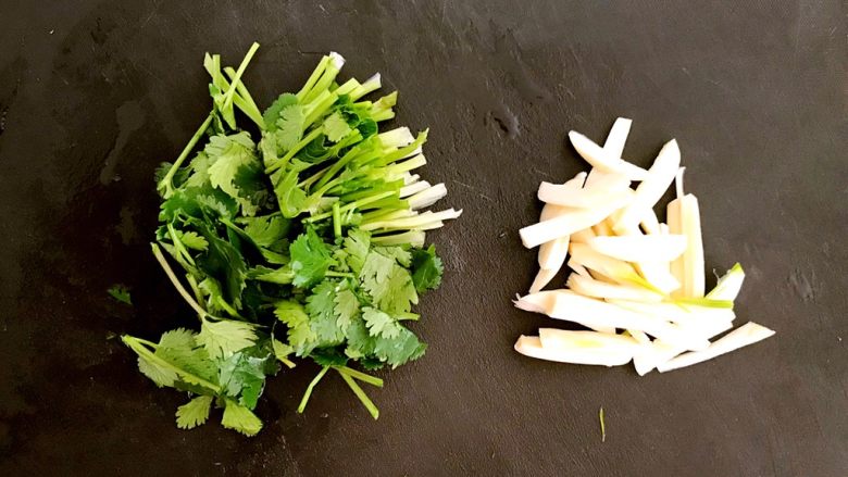 孜然狼牙土豆,把上菜切成小段,蒜瓣切成丝