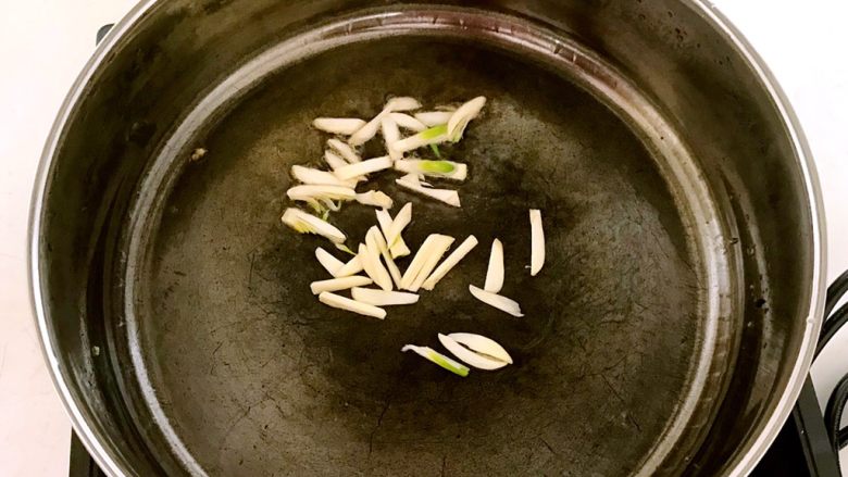 孜然狼牙土豆,锅里留少许底油,加入蒜丝