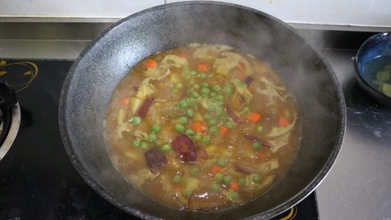 咖喱羊排饭,加入<a style='color:red;display:inline-block;' href='/shicai/ 90711'>豌豆粒</a>煮10分钟,此时记得搅拌一下避免糊底