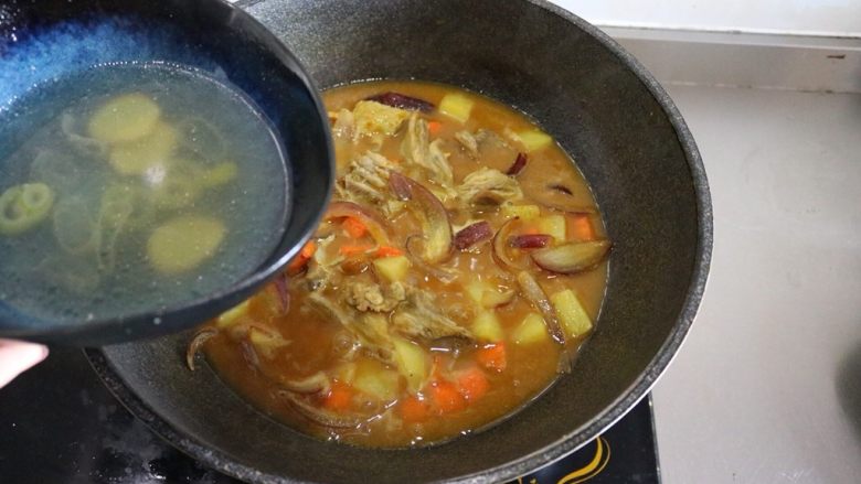 咖喱羊排饭,加入羊汤,同时加入稍许酱油、料酒,去腥提味。