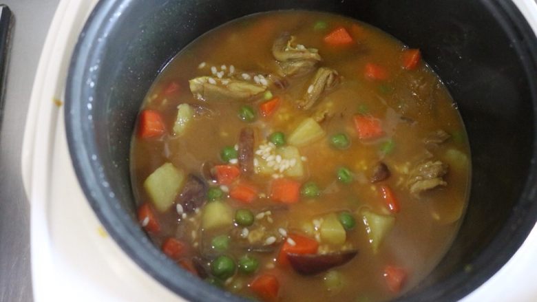 咖喱羊排饭,搅拌均匀,水跟平时煮米饭一样多,如果喜欢更软糯的可以多加一丢丢水