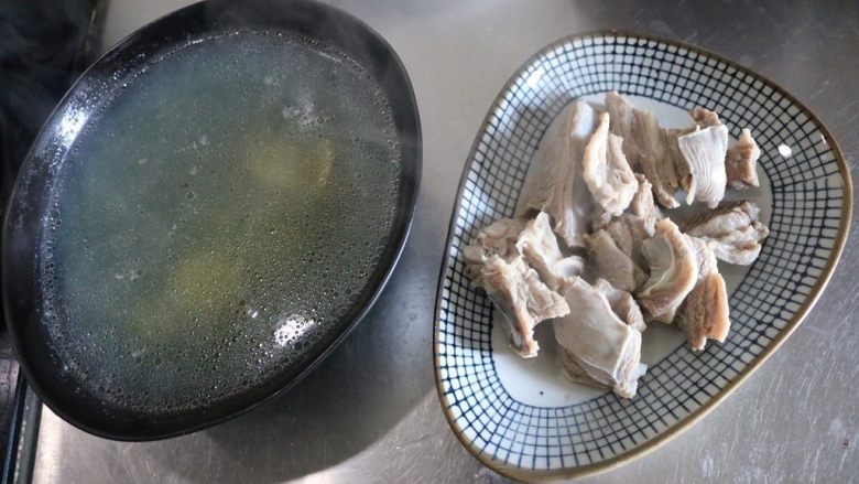 咖喱羊排饭,盛出羊排、羊汤备用