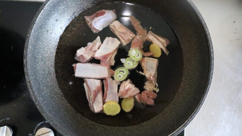 咖喱羊排饭,羊排入冷水,同时加入葱姜,适量料酒、盐,煮开去血沫后,继续煮10分钟