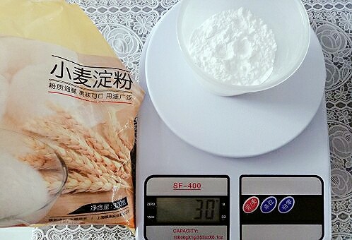蔓越莓冰皮月饼♧,各种面粉称重,备用。