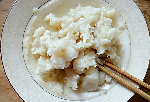 蔓越莓冰皮月饼♧,月饼皮正好后,用筷子捣碎、搅拌,表皮上油会慢慢被吸收,不烫手后,戴手套抓匀。