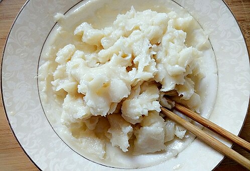 蔓越莓冰皮月饼♧,月饼皮正好后，用筷子捣碎、搅拌，表皮上油会慢慢被吸收，不烫手后，戴手套抓匀。