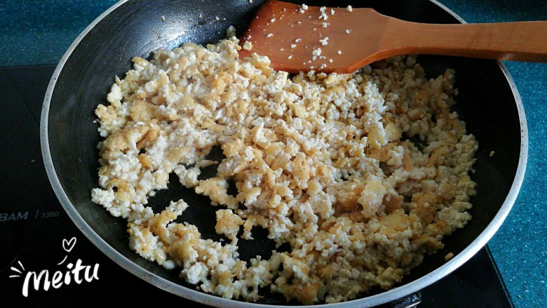 豆腐芹菜粉丝素饺子,不时的翻动碎豆腐,煎炒至豆腐碎表面微微发黄。