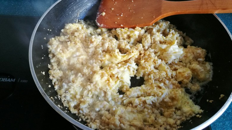 豆腐芹菜粉丝素饺子,当豆腐炒到表面发黄时，加入蛋液翻炒至蛋液凝固。