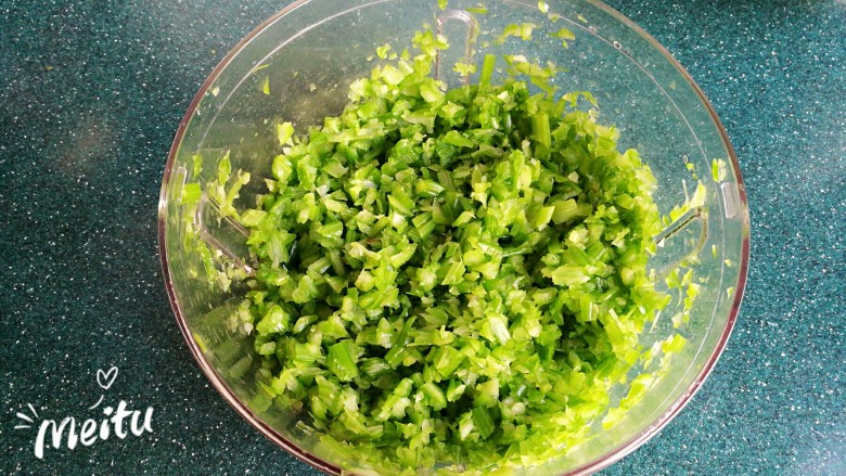 豆腐芹菜粉丝素饺子,把芹菜剁碎,剁碎后的芹菜会出很多水,要用手攥干水分。