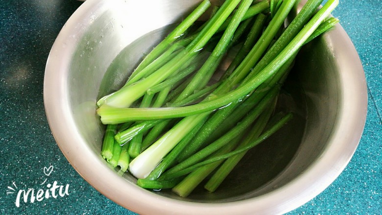 豆腐芹菜粉丝素饺子,<a style='color:red;display:inline-block;' href='/shicai/ 125'>芹菜</a>摘去叶子洗净,放入开水中焯水一分钟捞出,放入凉水中投凉。