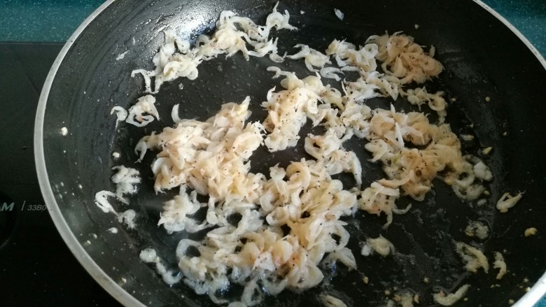 豆腐芹菜粉丝素饺子,利用刚才炒豆腐的锅,稍微再放点油,把虾皮放入炒几下。