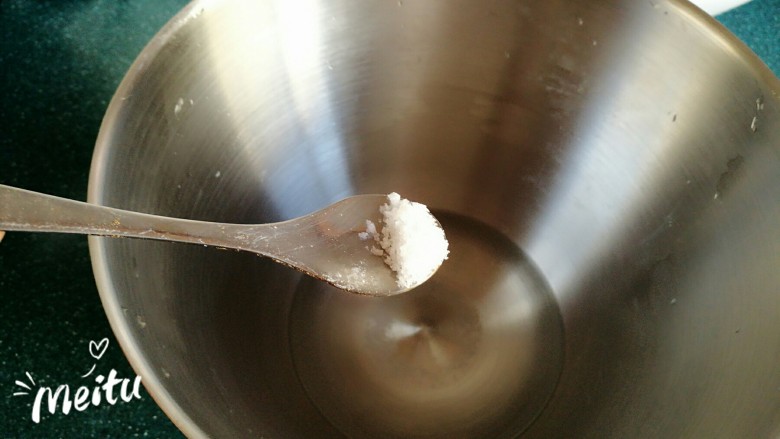 豆腐芹菜粉丝素饺子,开始和面了,先往水里加入一点点盐,搅拌融化,然后加入<a style='color:red;display:inline-block;' href='/shicai/ 519'>面粉</a>。