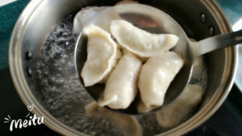 豆腐芹菜粉丝素饺子,然后盖好锅盖煮约20几秒,等水再次烧开后打开锅盖,再次用漏勺轻轻搅动已经上浮的饺子,然后加一点冷水进去,继续煮至水开,用漏勺捞出。因为是素饺子煮的时间不易过长。