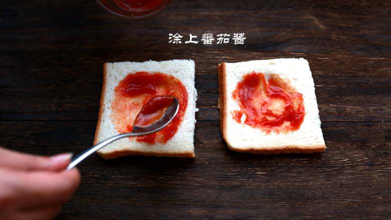 美味培根三明治,吐司块凹处涂上<a style='color:red;display:inline-block;' href='/shicai/ 699'>番茄酱</a>。
