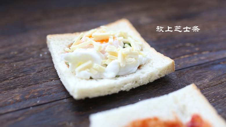 美味培根三明治,放上<a style='color:red;display:inline-block;' href='/shicai/ 935'>芝士</a>条，撒上胡椒粉后，合上吐司块。
