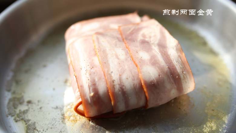 美味培根三明治,煎制两面金黄后，盖上锅盖焖至5分钟
