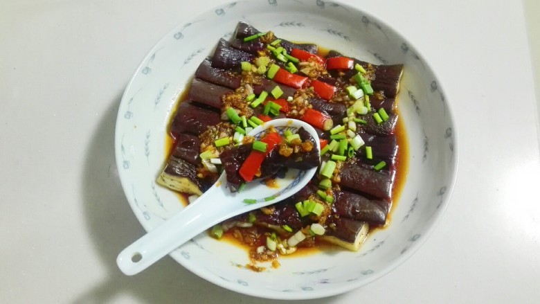 微波炉美食+万紫千红总是春姐妹篇~青葱红椒紫茄条,撒上葱花,尝尝味道不错!好吃!