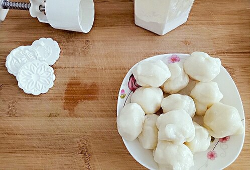 蔓越莓冰皮月饼♧,面团拿出来后称重，我做的是50g的，皮和馅比例1:1。