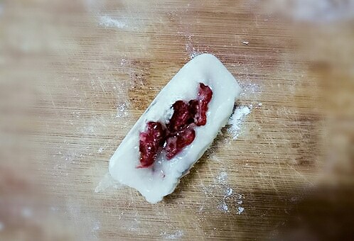 蔓越莓冰皮月饼♧,切开也很漂亮呀,小朋友也爱吃。