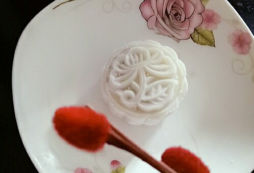 蔓越莓冰皮月饼♧,美美的,踏雪寻梅!🌺
