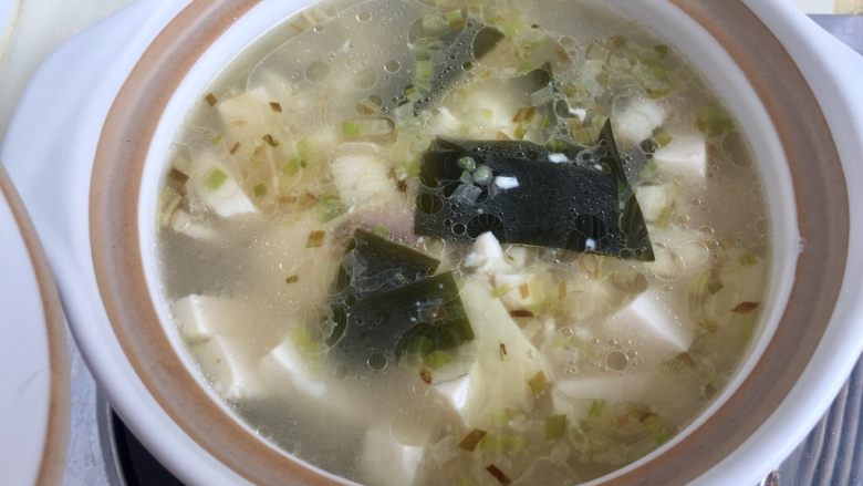 一清二白➕海带豆腐咸肉汤,尝下咸淡,我没有再加盐和鸡精,咸度足够,汤汁也很鲜美了,这个根据大家自己口味调整