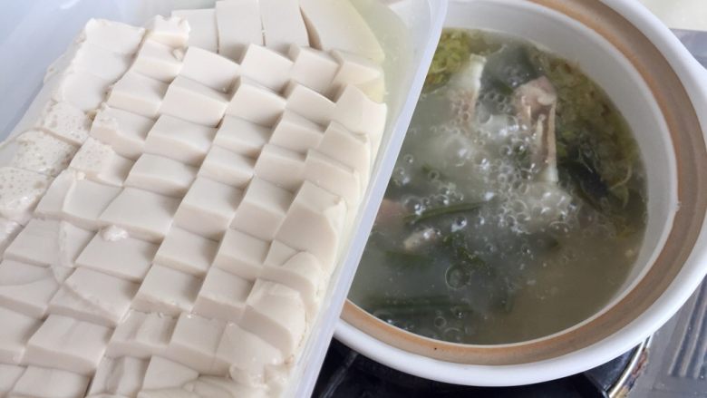 一清二白➕海带豆腐咸肉汤,豆腐溢出的水倒掉,将内脂豆腐加入汤中,继续小火炖煮五分钟。