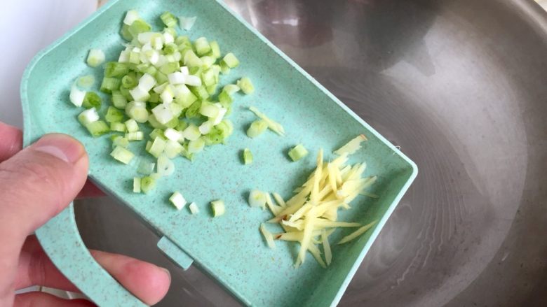 一清二白➕海带豆腐咸肉汤,热锅加少许油,爆香葱白姜丝