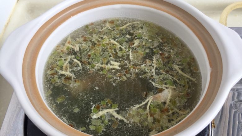 一清二白➕海带豆腐咸肉汤,转移到砂锅或其他汤锅中,中火煮开,小火炖煮15分钟