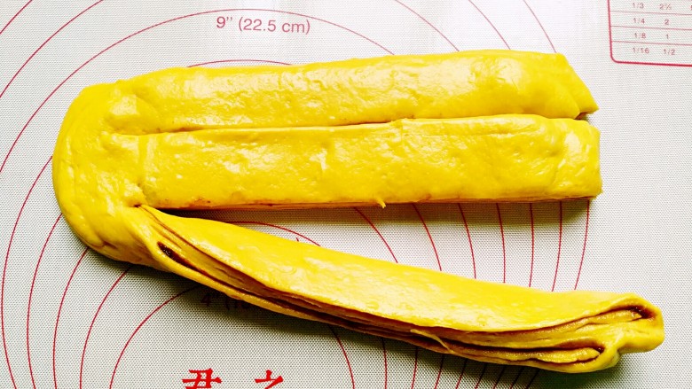 辫子豆沙面包,切成三条,顶部不切断