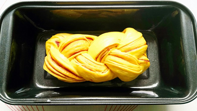 辫子豆沙面包,放入抹层油的模具,进行二次发酵