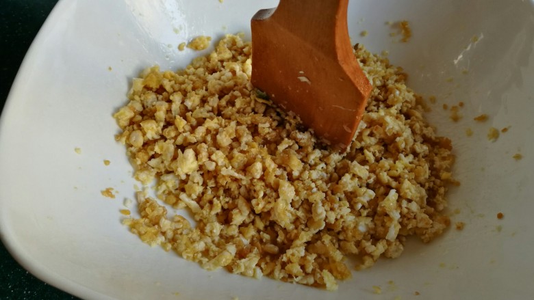 豆腐芹菜粉丝素饺子,盛到碗里,如果<a style='color:red;display:inline-block;' href='/shicai/ 9'>鸡蛋</a>炒的太大块,就用铲子铲碎一些。