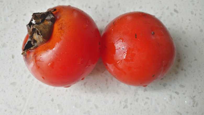 豆沙柿饼,取2个柿子,清洗干净