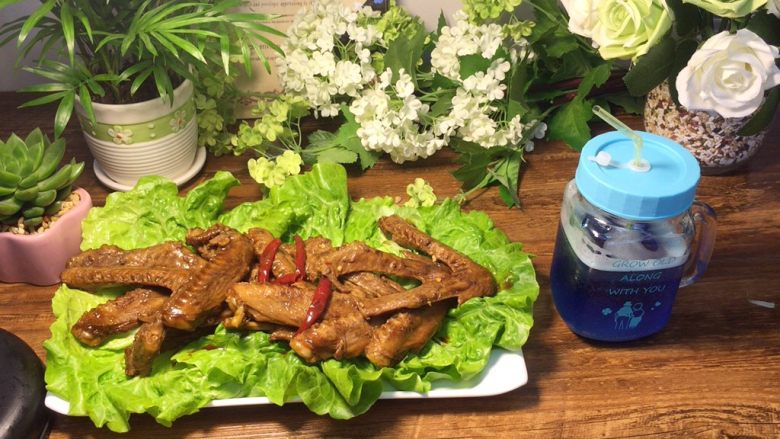 麻辣卤鸭翅,配上冰镇可乐,宅在家煲剧爽歪歪