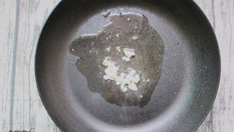 西芹炒拉条,锅内放入少油,用蒜末爆香