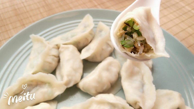 豆腐芹菜粉丝素饺子,美味的饺子出锅了！