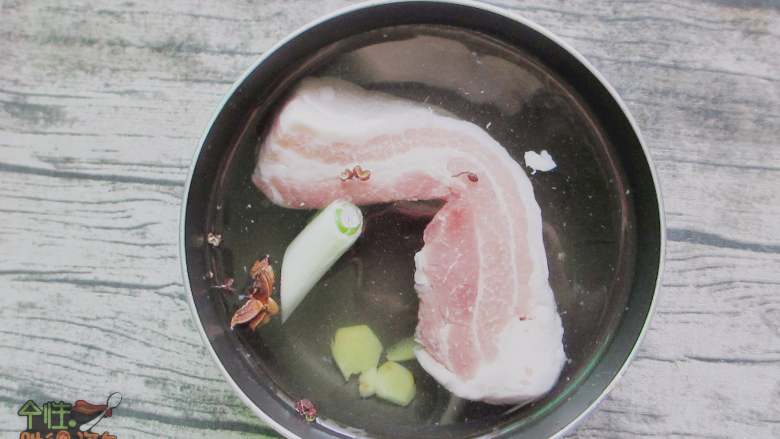 无油版回锅肉,.将五花肉洗净,冷水下锅煮开后撇去血末,加入葱段、姜片、少量花椒、蒜煮出香味。