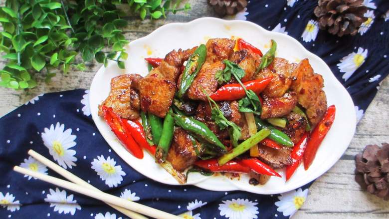 无油版回锅肉,这道菜不用放盐,炒肉片的时候加入的郫县豆瓣里的咸味已经足够了