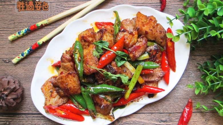 无油版回锅肉,肉的讲究:肥瘦相间的五花肉。 炖肉的讲究:加入花椒,姜片等作料去腥气,增加香气。 酱料的讲究:郫县豆瓣酱和甜面酱用中小火煎炒,完美融合。