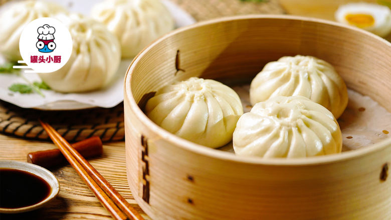 快速发面做包子,开大火煮沸后再蒸15分钟,关火最后焖3分钟,开盖取出包子即可享用