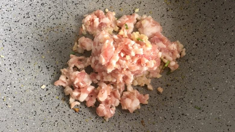 五分钟系列 金针菇肉沫蛋花汤,倒入肉沫