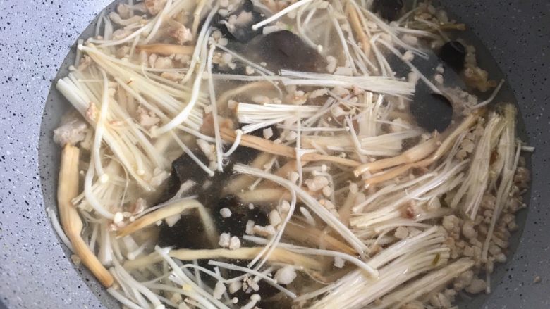 五分钟系列 金针菇肉沫蛋花汤,倒入水