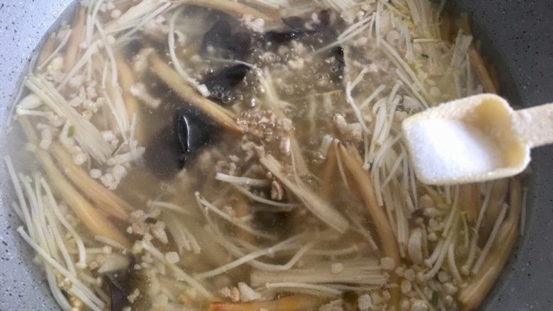 五分钟系列 金针菇肉沫蛋花汤,煮沸后加入盐
