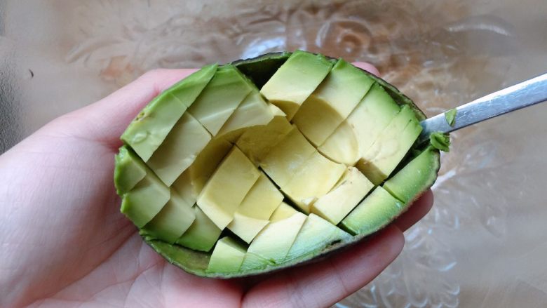 粒粒虾仁柚香牛油果开放三明治,用勺子挖出果肉(牛油果壳别破坏掉,可以留着当容器)