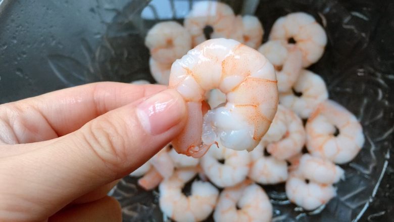 粒粒虾仁柚香牛油果开放三明治,焯好的虾仁捞出过冰水,这样会更Q弹哦