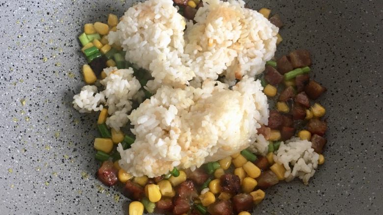 五分钟系列 腊肠炒饭,加入香菇,放入米饭翻炒