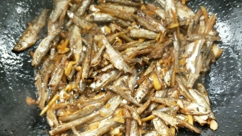 香辣下饭菜~客家小炒鱼干,等同于继续焙干,切记中小火。
~锅中料酒全部被鱼干吸收完,锅里干干的了,就可以盛出备用。