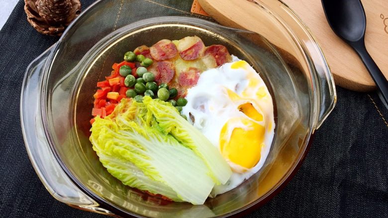 微波炉美食+香肠土豆泥,摆上煮好的娃娃菜就可以吃啦!
