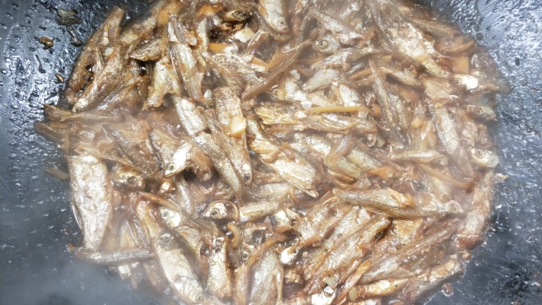 香辣下饭菜~客家小炒鱼干,延边缘浇一点<a style='color:red;display:inline-block;' href='/shicai/ 718'>料酒</a>,继续翻炒一会,切记中火。