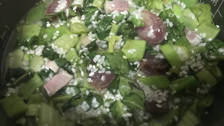 家乡菜饭,把所有食材切丁，先荤后素依次下锅翻炒，最后加米一起拌匀后乘入电饭煲精煮。